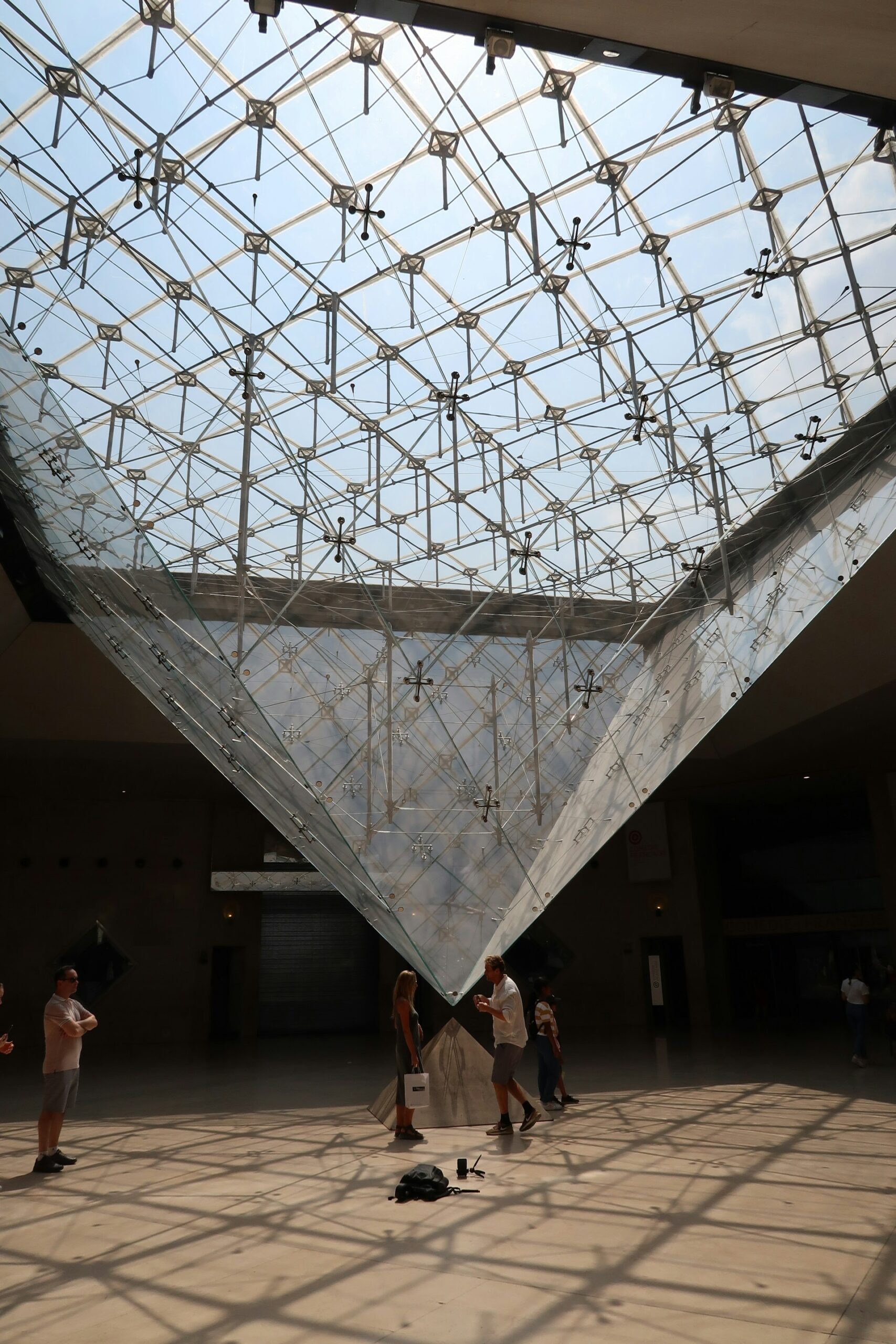 La-Pyramide-Inversee-du-Louvre
