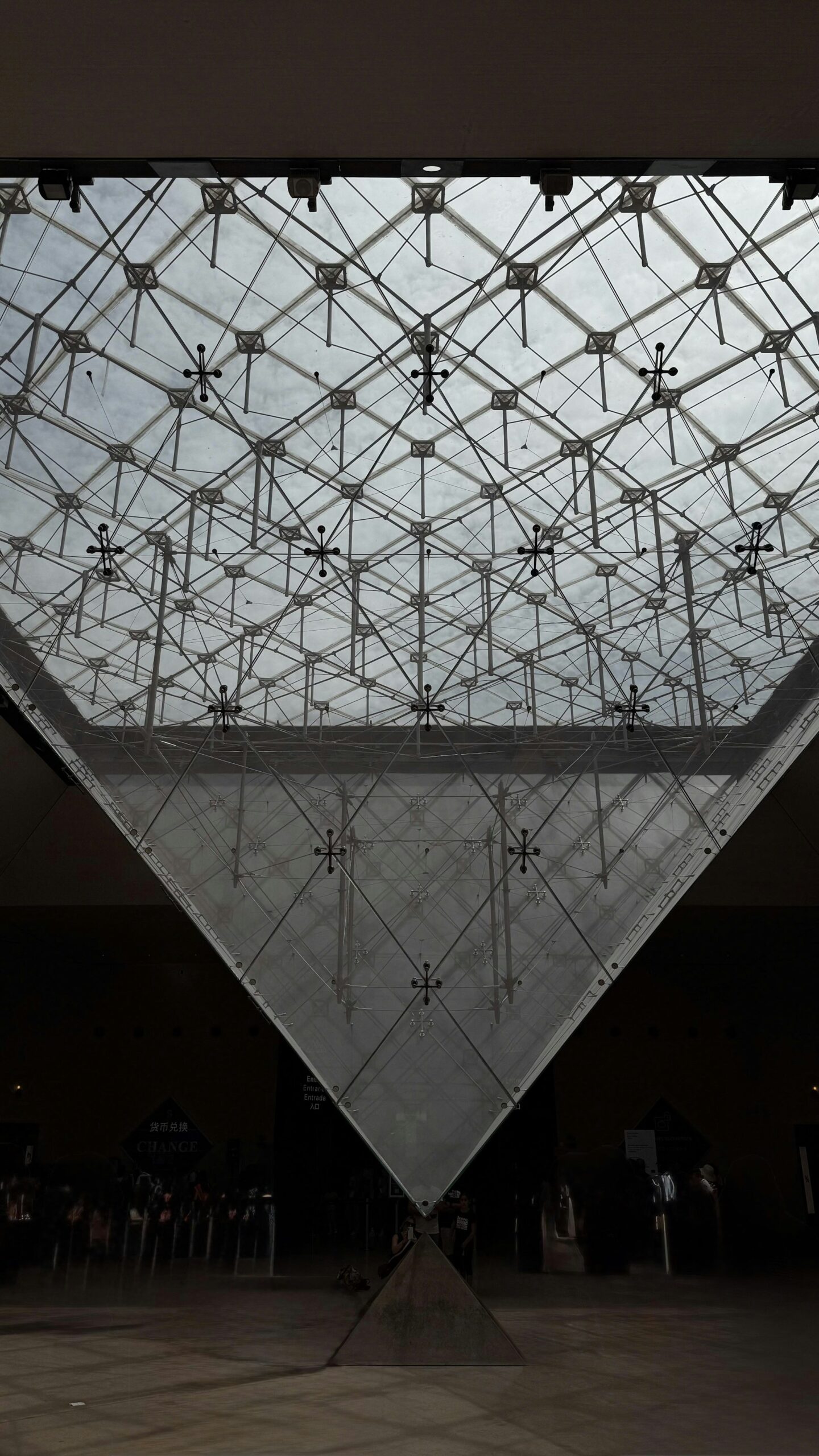 Pyramide-Inversee-du-Louvre-Paris
