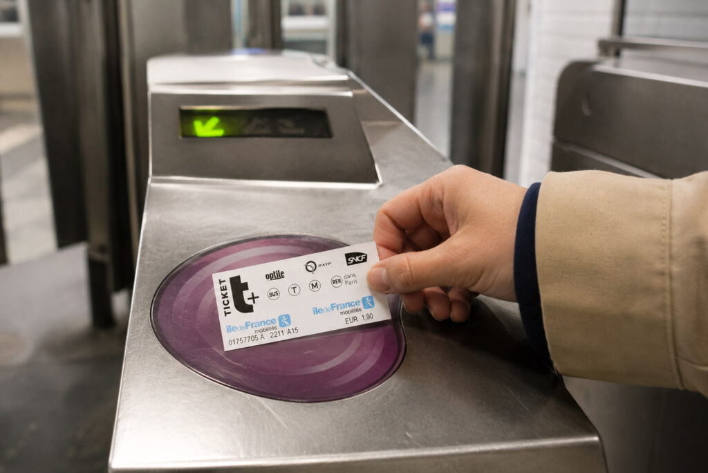 passage-ticket-metro-paris-portillon