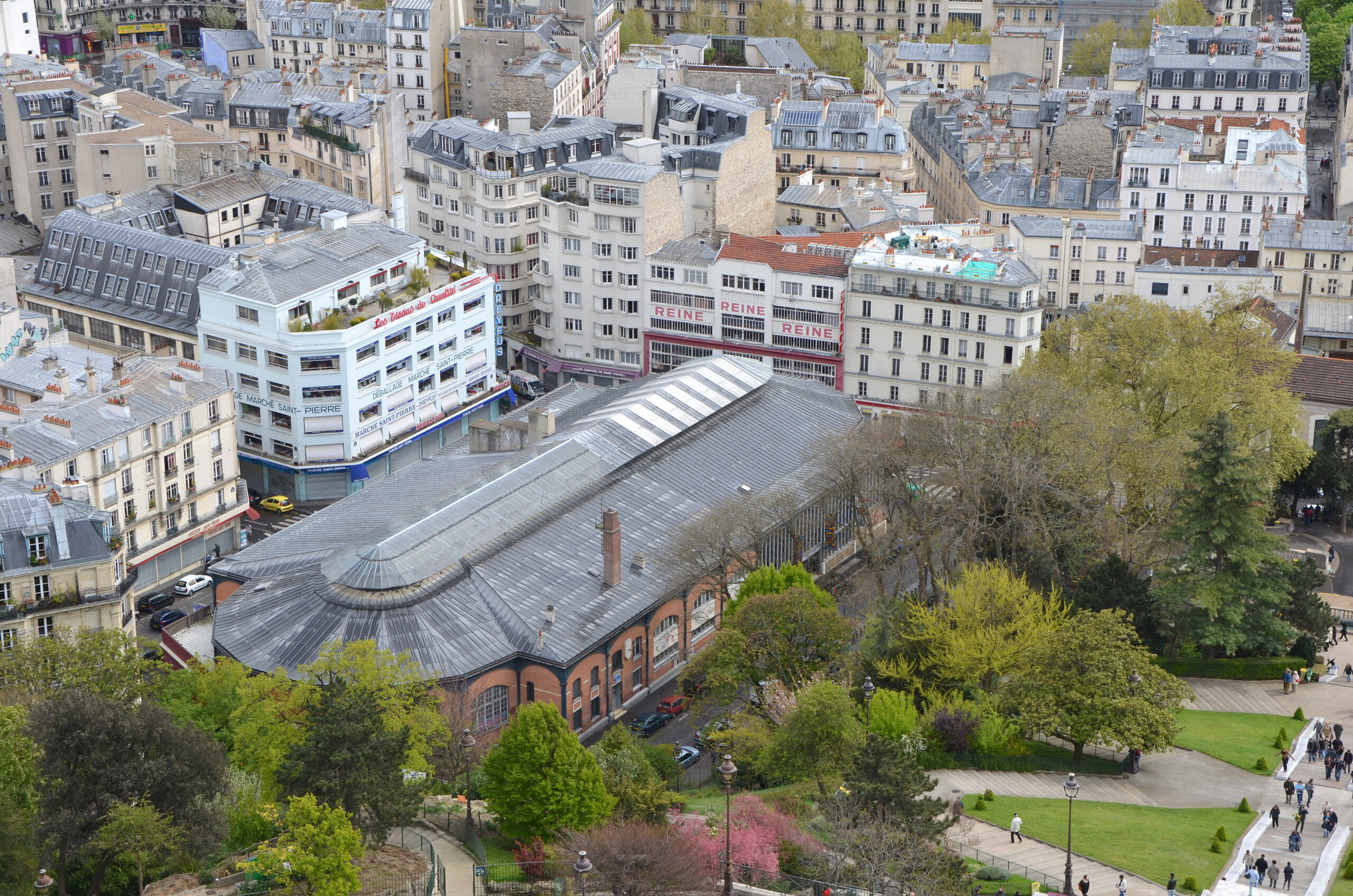 Marché Saint-Pierre, Paris